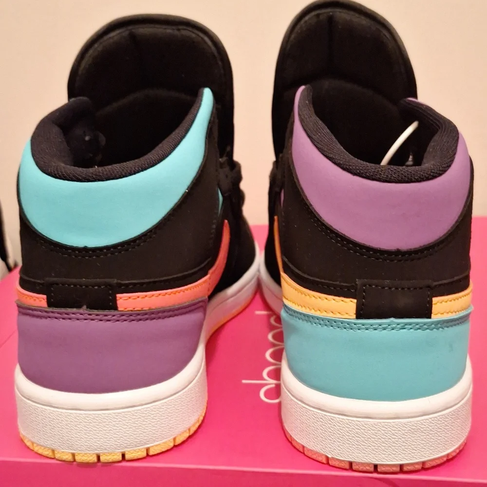 Sneakers - Picture 3 of 4